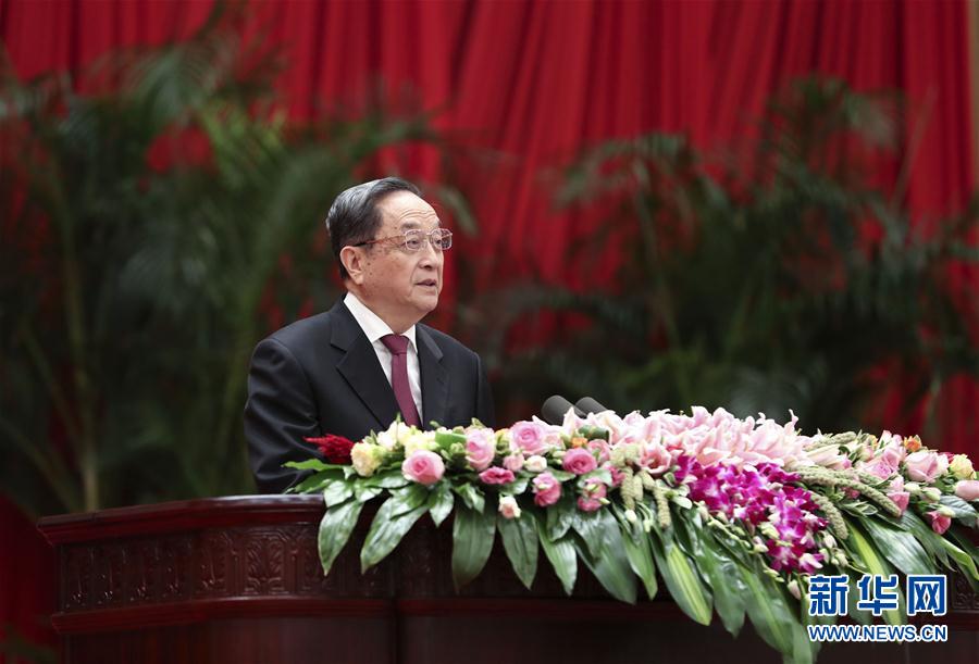 9月28日，全國政協(xié)辦公廳、中共中央統(tǒng)戰(zhàn)部、國務院僑辦、國務院港澳辦、國務院臺辦在北京人民大會堂聯(lián)合舉行國慶招待會。中共中央政治局常委、全國政協(xié)主席俞正聲與2800多名港澳臺僑各界代表歡聚一堂，慶祝中華人民共和國成立68周年。這是俞正聲在招待會上致辭。新華社記者 龐興雷 攝
