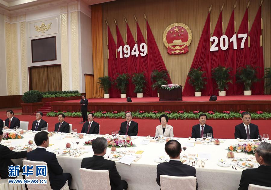 9月28日，全國政協(xié)辦公廳、中共中央統(tǒng)戰(zhàn)部、國務院僑辦、國務院港澳辦、國務院臺辦在北京人民大會堂聯(lián)合舉行國慶招待會。中共中央政治局常委、全國政協(xié)主席俞正聲與2800多名港澳臺僑各界代表歡聚一堂，慶祝中華人民共和國成立68周年。這是俞正聲在招待會上致辭。新華社記者 龐興雷 攝