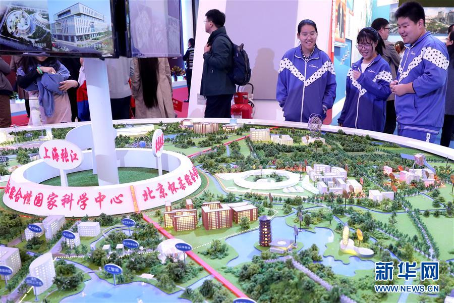 （十九大時光·圖文互動）（4）向著夢想，奮進(jìn)！——來自“砥礪奮進(jìn)的五年”大型成就展現(xiàn)場的報道 