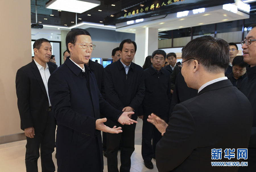 11月14日至15日，國(guó)務(wù)院副總理張高麗在黑龍江調(diào)研。這是11月14日，張高麗到黑龍江工業(yè)技術(shù)研究院成果展示中心，了解產(chǎn)學(xué)研結(jié)合推動(dòng)創(chuàng)新發(fā)展情況。 新華社記者 高潔 攝