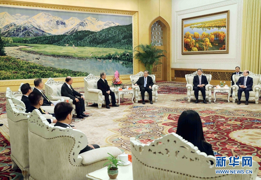 12月11日，全國(guó)政協(xié)主席俞正聲在北京人民大會(huì)堂會(huì)見(jiàn)新黨主席郁慕明率領(lǐng)的新黨大陸訪問(wèn)團(tuán)。 新華社記者 劉衛(wèi)兵 攝