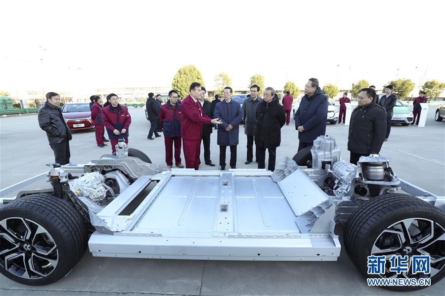 1月9日至10日，國(guó)務(wù)院副總理張高麗在安徽調(diào)研推動(dòng)長(zhǎng)江經(jīng)濟(jì)帶發(fā)展工作。這是1月9日，張高麗在江淮汽車股份有限公司了解企業(yè)生產(chǎn)經(jīng)營(yíng)和參與國(guó)際產(chǎn)能合作情況。新華社記者 龐興雷 攝