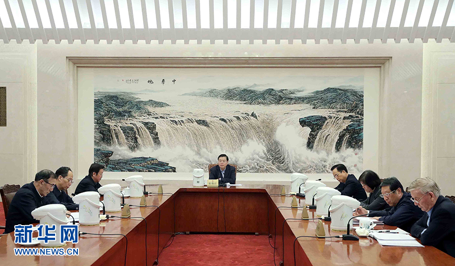 1月16日，中共十二屆全國(guó)人大常委會(huì)黨組在北京召開(kāi)會(huì)議，認(rèn)真學(xué)習(xí)領(lǐng)會(huì)習(xí)近平總書(shū)記在十九屆中央紀(jì)委二次全會(huì)上的重要講話和全會(huì)精神，研究部署貫徹落實(shí)工作。全國(guó)人大常委會(huì)委員長(zhǎng)、常委會(huì)黨組書(shū)記張德江主持會(huì)議并講話。新華社記者 劉衛(wèi)兵 攝
