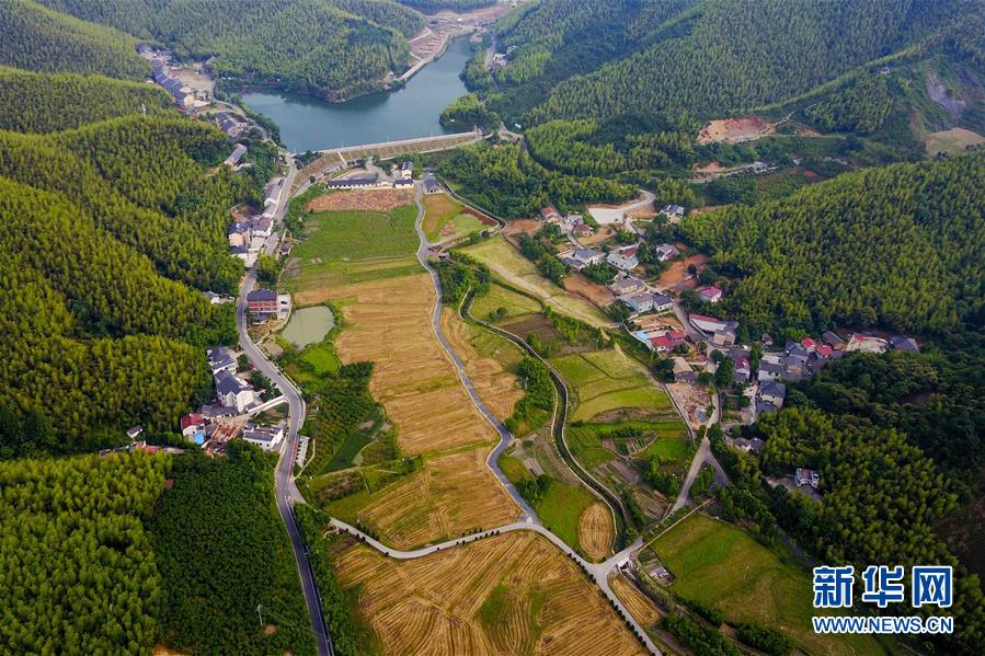 (圖文互動·新華全媒頭條)(6)讓農(nóng)民致富奔小康的道路越走越寬廣——黨的十八大以來以習(xí)近平同志為核心的黨中央關(guān)心農(nóng)村公路發(fā)展紀(jì)實(shí)