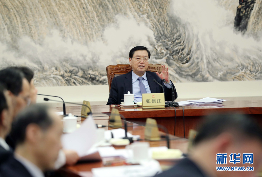 2月11日，十二屆全國人大常委會(huì)第一百一十一次委員長會(huì)議在北京人民大會(huì)堂舉行。會(huì)議決定，十二屆全國人大常委會(huì)第三十三次會(huì)議于2月23日至24日舉行。張德江委員長主持會(huì)議。新華社記者 劉衛(wèi)兵 攝