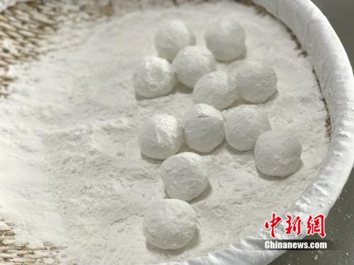 制作元宵時，首先要將餡料做好，沾上水，再投進盛滿糯米粉的笸籮內(nèi)搖。<a target='_blank'  ><p  align=