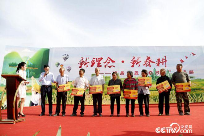 愛(ài)心企業(yè)與貧困農(nóng)戶結(jié)對(duì)子、送肥料