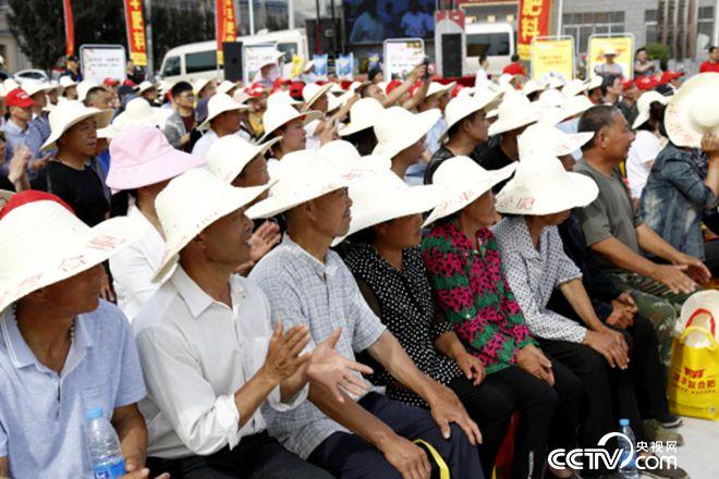 活動(dòng)現(xiàn)場(chǎng)，農(nóng)戶們聽(tīng)講很認(rèn)真