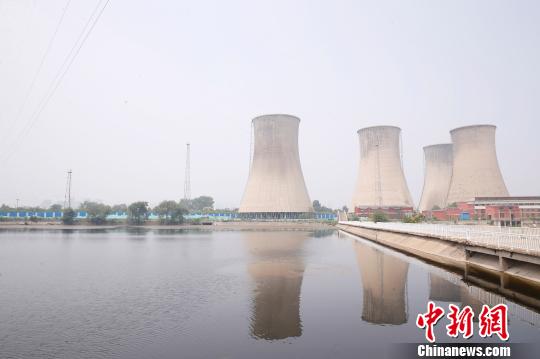 按照規(guī)劃，位于首鋼園區(qū)內(nèi)的滑雪大跳臺(tái)建成后將成為世界首例永久保留和使用的單板大跳臺(tái)場(chǎng)地。圖為單板大跳臺(tái)選址所在地?！№n海丹 攝