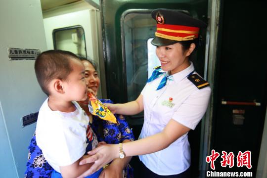 圖為列車員為旅客提供服務(wù)。(中國(guó)鐵路哈爾濱局集團(tuán)有限公司提供)