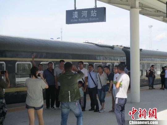 圖為旅客在漠河站合影留念。(中國(guó)鐵路哈爾濱局集團(tuán)有限公司提供)