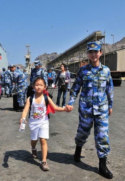 2015年3月，也門(mén)，海軍女戰(zhàn)士牽著一名小女孩的手準(zhǔn)備登上軍艦。