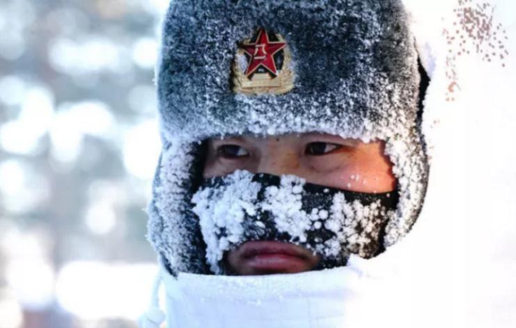 2018年2月5日，駐守在漠河縣北極村的北部戰(zhàn)區(qū)陸軍某部官兵在執(zhí)勤（來(lái)源：新華社）