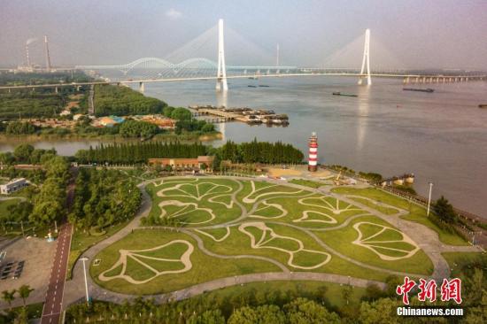 8月9日，航拍南京魚嘴濕地公園，旁邊就是南京第三長江大橋。 <a target='_blank' >中新社</a>記者 泱波 攝