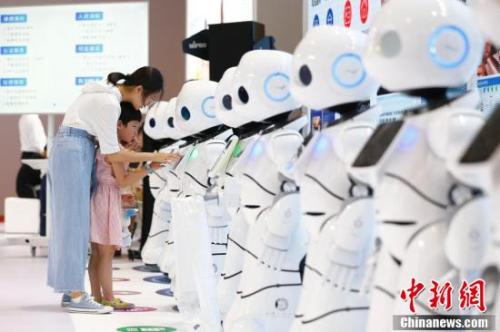 圖為8月15日，2018世界機器人大會在北京亦創(chuàng)國際會展中心揭幕，160余家中外機器人領(lǐng)軍企業(yè)帶來的前沿產(chǎn)品集體亮相，讓觀眾直接感受科技改變生活。<a target='_blank' >中新社</a>記者 富田 攝