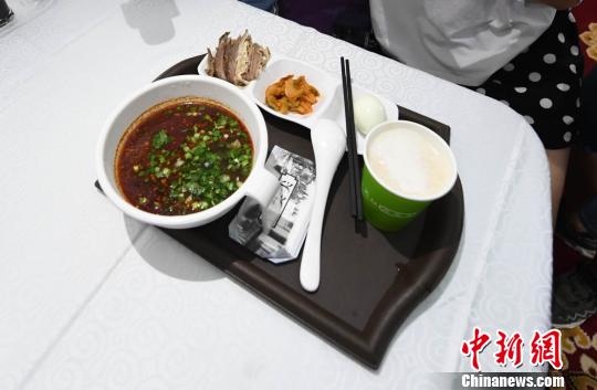 圖為“環(huán)西部火車游Y667/8次”列車上推出蘭州牛肉面套餐，套餐38元，有一碗牛肉面、一碟牛肉、一個(gè)雞蛋、一份小菜、一份甜胚子。　楊艷敏 攝