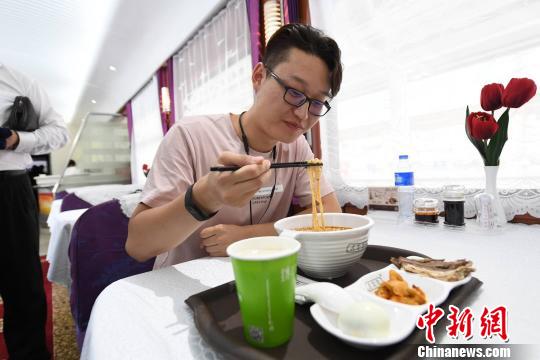 圖為旅客在列車上享用正宗牛肉面。　楊艷敏 攝