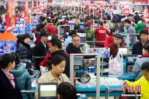 資料圖：民眾購買生活用品。張?jiān)?攝