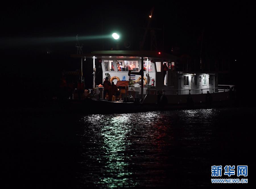 （重慶公交車墜江事故·圖文互動）（2）夜幕降臨，重慶萬州公交客車墜江事故救援工作仍在進行中