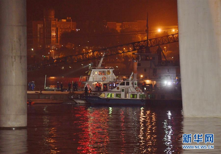 （重慶公交車墜江事故·圖文互動）（3）夜幕降臨，重慶萬州公交客車墜江事故救援工作仍在進行中