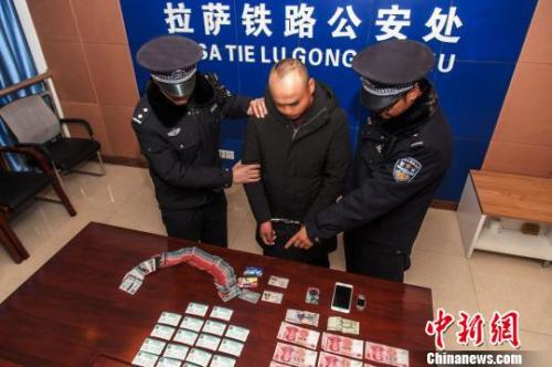 資料圖：一犯罪嫌疑人對拉薩鐵路警方查獲的火車票進行指認(rèn)?！『鷤黯?攝