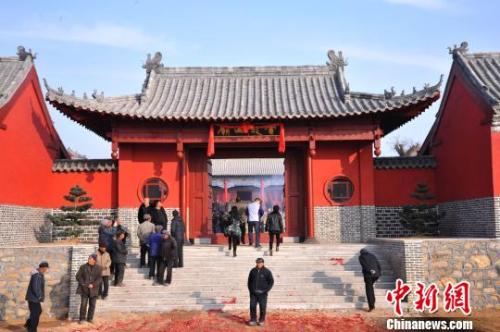 資料圖：元旦小長假期間，威海南海新區(qū)云龍山上舉辦新年廟會(huì)。　劉昌勇 攝
