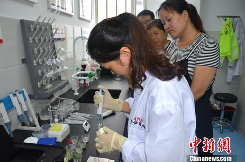 資料圖：工作人員根據(jù)消費(fèi)者要求現(xiàn)場(chǎng)檢驗(yàn)，共筑食品安全。<a target='_blank' ><p  align=