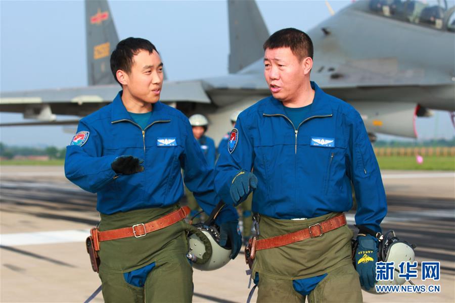 （新華全媒頭條·圖文互動(dòng)）（3）戰(zhàn)鷹，為祖國(guó)奮飛——記空軍航空兵某旅旅長(zhǎng)、特級(jí)飛行員郝井文