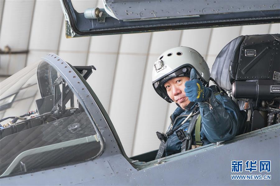 （新華全媒頭條·圖文互動(dòng)）（4）戰(zhàn)鷹，為祖國(guó)奮飛——記空軍航空兵某旅旅長(zhǎng)、特級(jí)飛行員郝井文