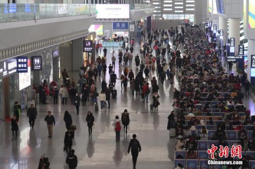資料圖：2018年12月29日，成都東站候車大廳旅客如織，迎來(lái)2019年元旦小長(zhǎng)假出行高峰。張浪 攝