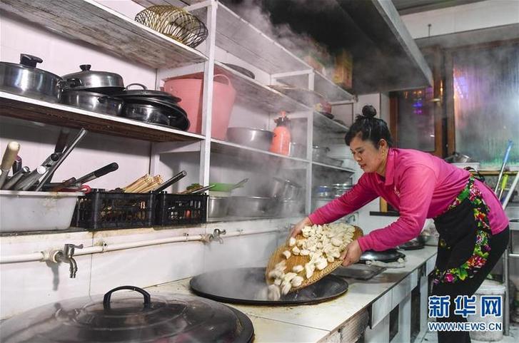 （在習(xí)近平新時(shí)代中國特色社會(huì)主義思想指引下——新時(shí)代新作為新篇章·圖文互動(dòng)）（6）三年，從無名小屯到聲名遠(yuǎn)播——這個(gè)“雪鄉(xiāng)”是如何做到的？