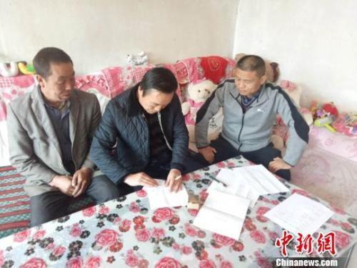 資料圖：圖為扶貧隊伍進貧困戶里，給貧困戶宣講政策?！＄娦?攝