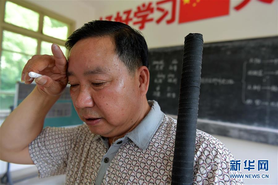 （中國網事·感動2019·圖文互動）（2）鄉(xiāng)村教師高自仁：60多根拐杖，撐起42年教學路