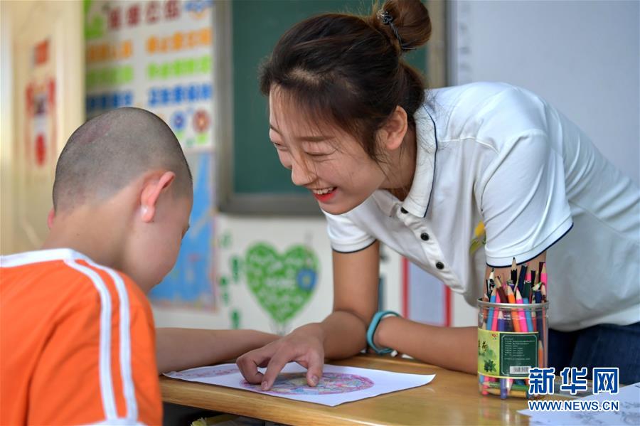 （在習(xí)近平新時(shí)代中國特色社會(huì)主義思想指引下——新時(shí)代新作為新篇章·總書記關(guān)心的百姓身邊事·圖文互動(dòng)）（4）特別的愛，給特別的你——特殊教育的別樣風(fēng)景