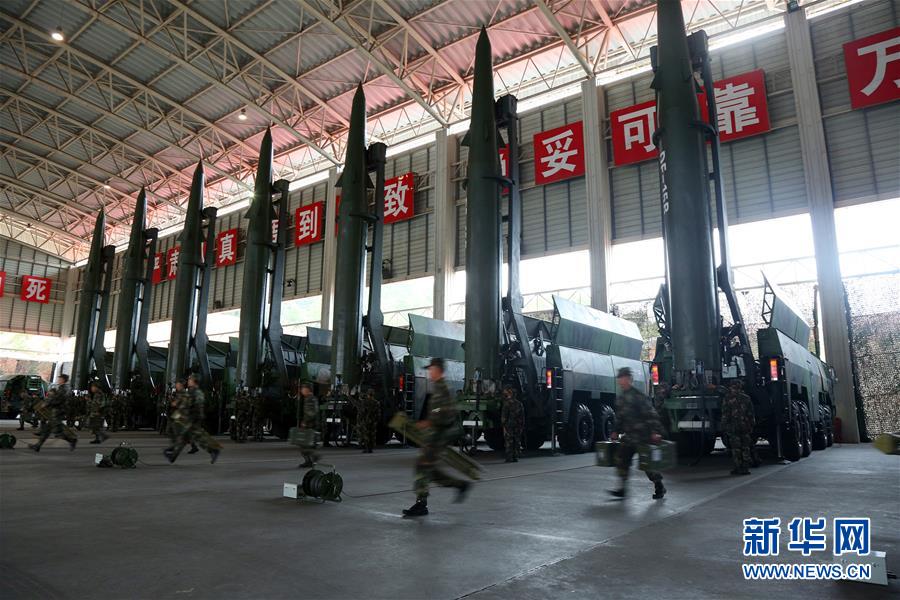 （新華全媒頭條·圖文互動）（11）沿著中國特色強軍之路闊步前進——黨中央、中央軍委領(lǐng)導推進國防和軍隊建設(shè)70年紀實