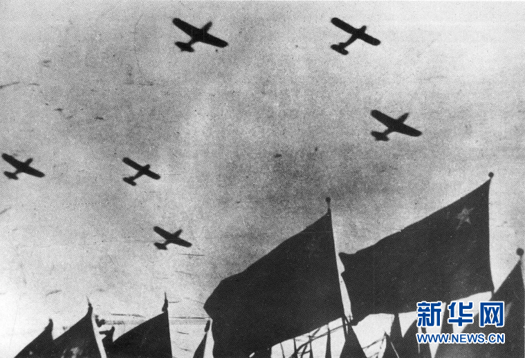 （新華全媒頭條·人民空軍70年·圖文互動(dòng)）（1）陽(yáng)光照耀奮飛的航程——黨中央、中央軍委和習(xí)主席關(guān)心人民空軍建設(shè)發(fā)展紀(jì)實(shí)