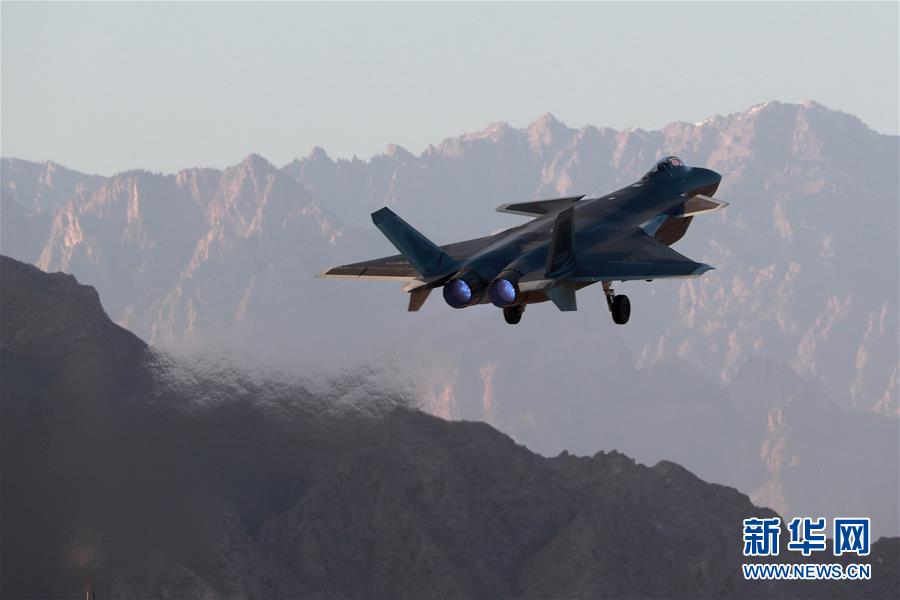 （新華全媒頭條·人民空軍70年·圖文互動(dòng)）（14）陽(yáng)光照耀奮飛的航程——黨中央、中央軍委和習(xí)主席關(guān)心人民空軍建設(shè)發(fā)展紀(jì)實(shí)