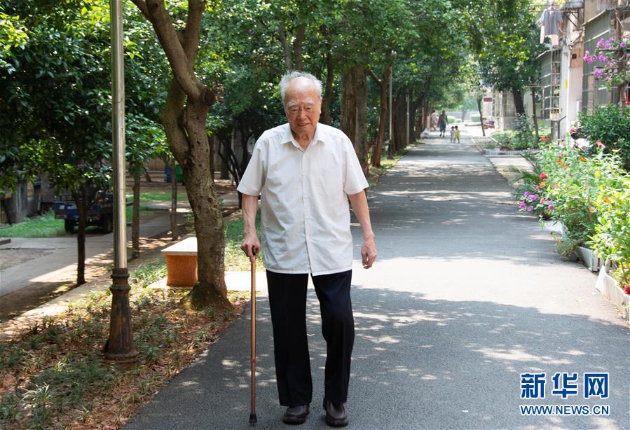 （新華全媒頭條·圖文互動）（9）滄海橫流 信仰彌堅(jiān)——記共產(chǎn)黨員、湘潭大學(xué)九旬教授滄南