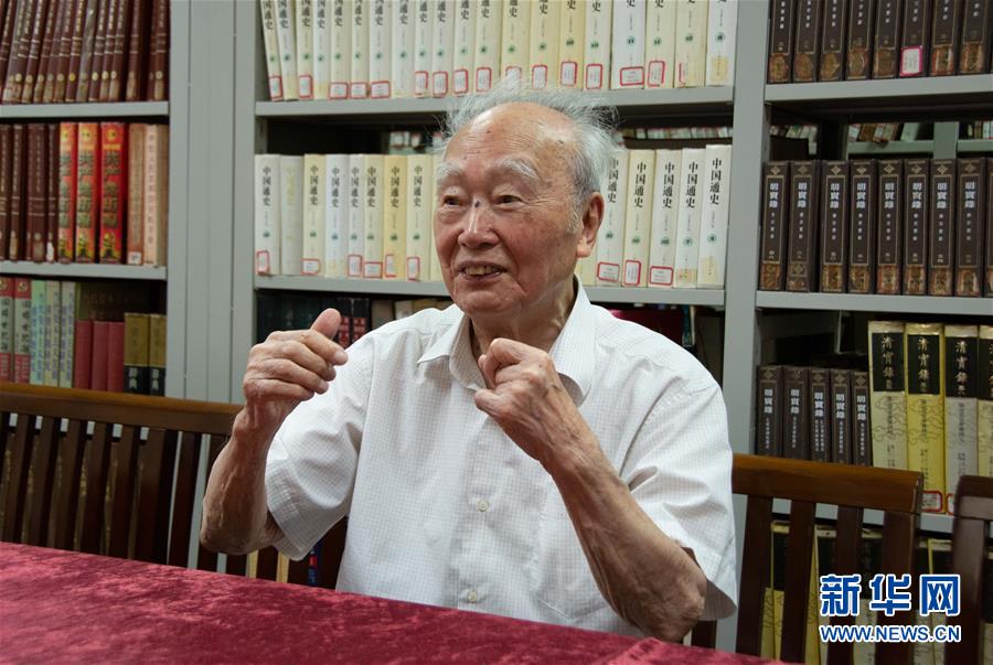 （新華全媒頭條·圖文互動）（5）滄海橫流 信仰彌堅(jiān)——記共產(chǎn)黨員、湘潭大學(xué)九旬教授滄南