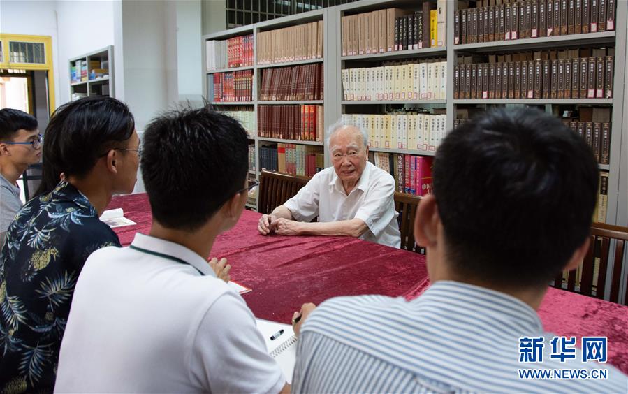 （新華全媒頭條·圖文互動）（4）滄海橫流 信仰彌堅(jiān)——記共產(chǎn)黨員、湘潭大學(xué)九旬教授滄南