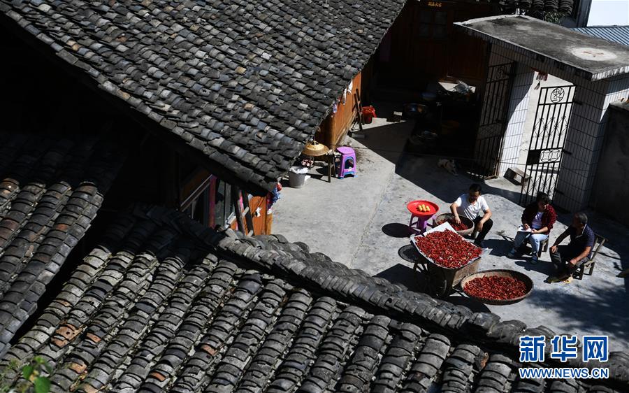 （新華全媒頭條·圖文互動）（3）干部去哪兒了？——貴州干部大規(guī)模下沉脫貧攻堅一線紀(jì)實(shí)