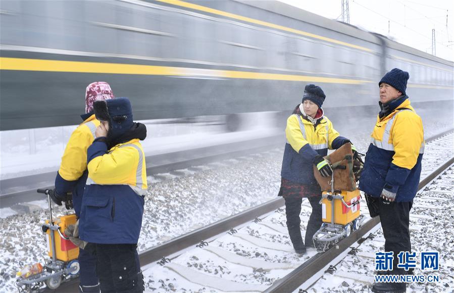 （新春走基層）（5）嚴寒下的“鐵路醫(yī)生”：風(fēng)雪中守護回家路
