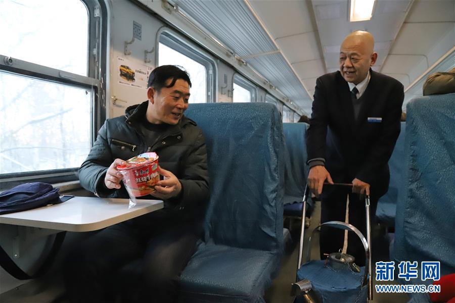 （新春走基層·圖文互動(dòng)）（1）小康路上，與“小慢車”同行——長(zhǎng)白山區(qū)綠皮火車二三事