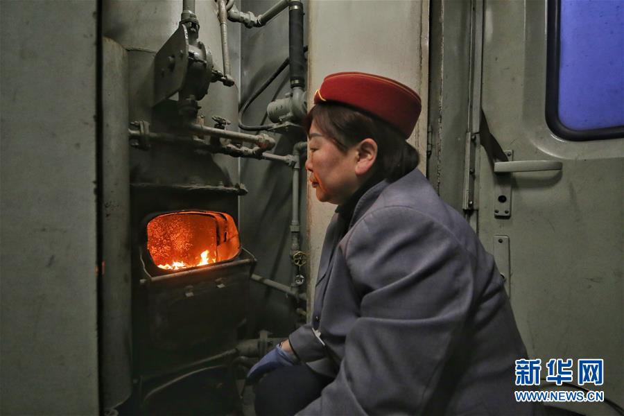 （新春走基層·圖文互動(dòng)）（2）小康路上，與“小慢車”同行——長(zhǎng)白山區(qū)綠皮火車二三事