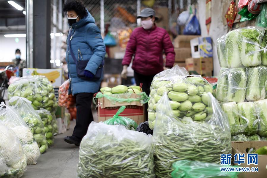 (聚焦疫情防控·圖文互動)(1)特寫:蔬菜批發(fā)市場里感受“春”意