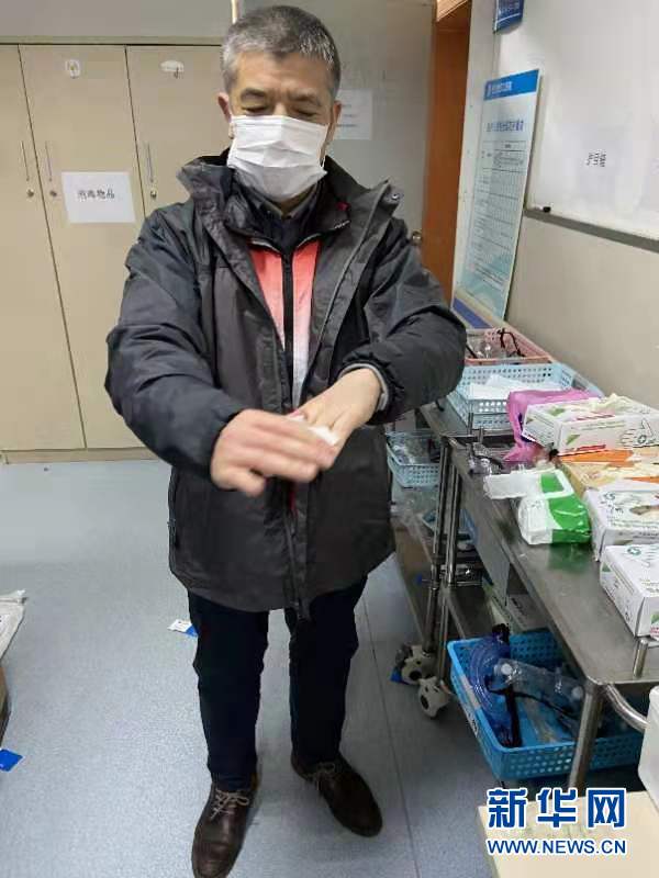 （新華全媒頭條·圖文互動）（3）戰(zhàn)紅區(qū)！——發(fā)生在武漢抗疫隔離病房內的故事
