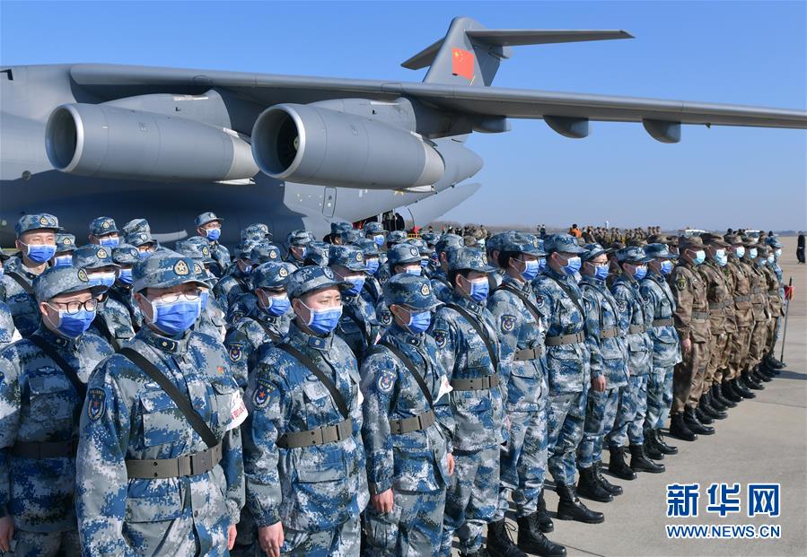 （聚焦疫情防控·圖文互動(dòng)）（8）空軍第四次向武漢大規(guī)?？者\(yùn)醫(yī)療隊(duì)員和物資