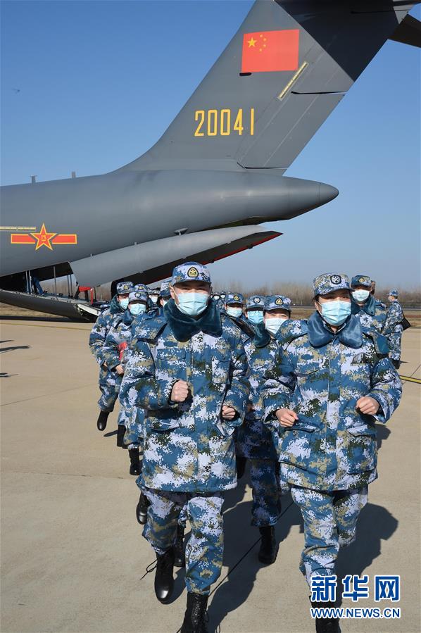 （聚焦疫情防控·圖文互動(dòng)）（14）空軍第四次向武漢大規(guī)?？者\(yùn)醫(yī)療隊(duì)員和物資