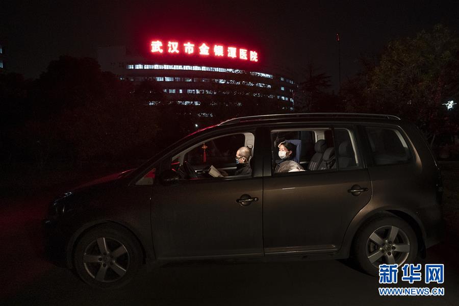 （一線抗疫群英譜·圖文互動(dòng)）（1）特寫(xiě)：為節(jié)省10分鐘，這對(duì)醫(yī)護(hù)夫妻“以車為家”