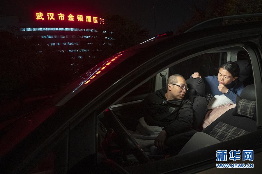 （一線抗疫群英譜·圖文互動(dòng)）（3）特寫(xiě)：為節(jié)省10分鐘，這對(duì)醫(yī)護(hù)夫妻“以車為家”